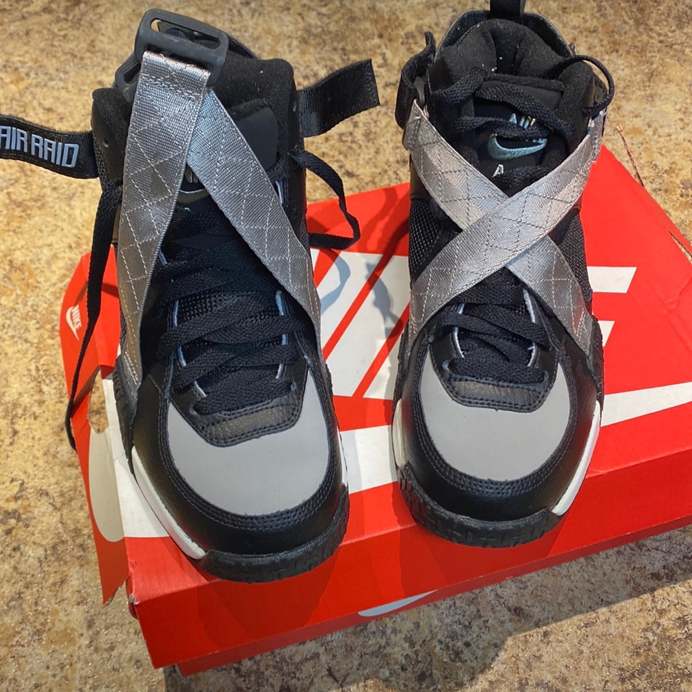 Nike Air Raid size mens 8 color black white and gray.
